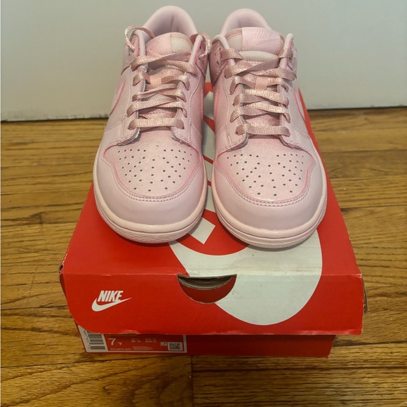 Brand new low dunks prism pink size 7y/8.5w - Picture 2 of 3